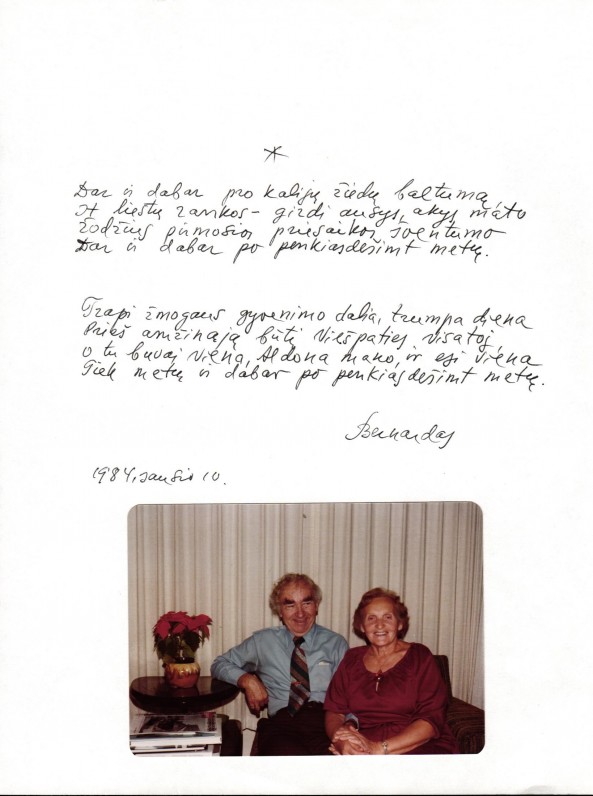 B. Brazdžionio rankraštis. Nuotraukoje – Aldona ir Bernardas Brazdžioniai savo namuose Vistoje (Kalifornija) apie 1983 m.