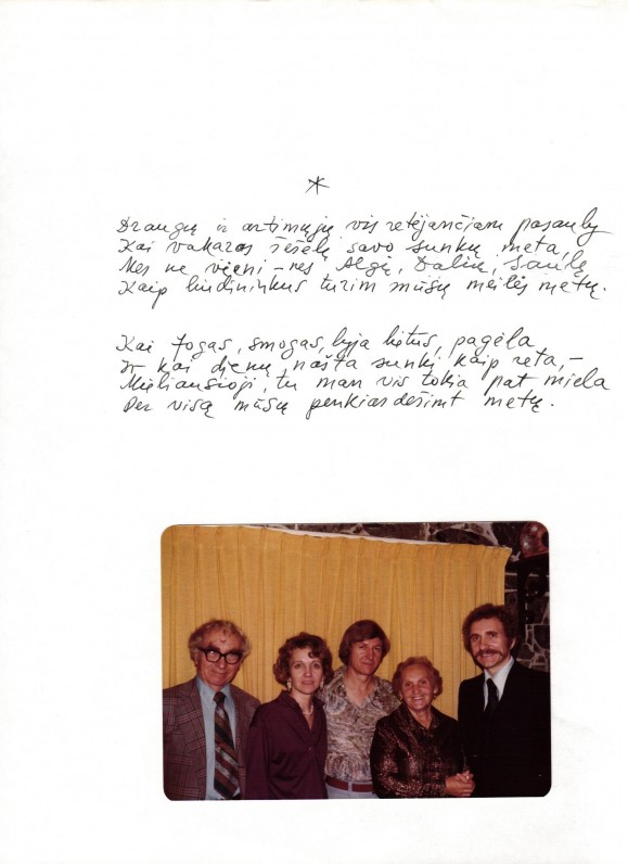B. Brazdžionio rankraštis. Nuotraukoje – Bernardas, Saulė. Algis, Aldona ir Dalius Brazdžioniai savo namuose Vistoje (Kalifornija) apie 1980 m.