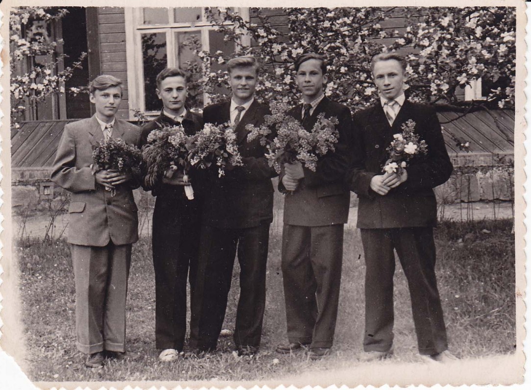 A. Masionis (pirmas iš dešinės) ir kiti Vyžuonų vid. mokyklos abiturientai. B. Radzevičius – viduryje. 1960 m.