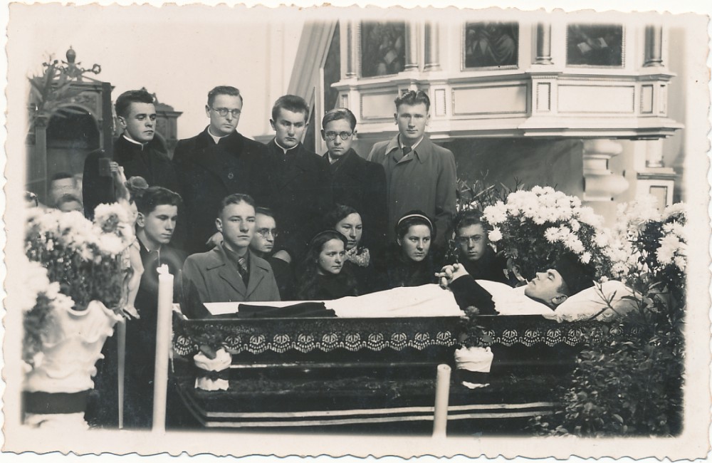 B. Krivickas stovi antras iš kairės prie kunigo karsto
