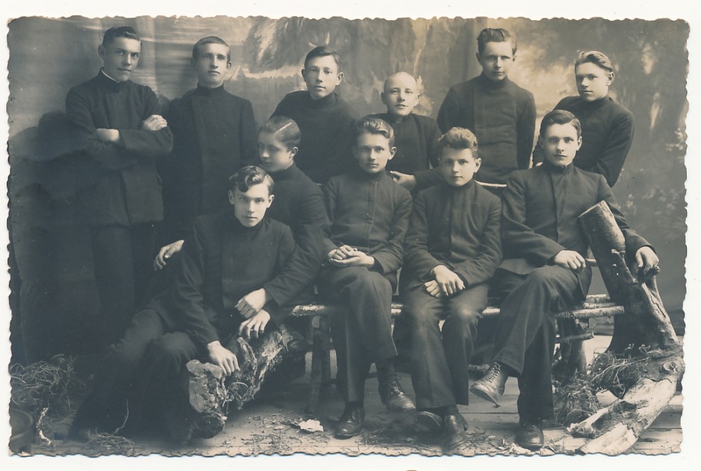 Biržų gimnazijos literatai. Bronius – antroje eilėje trečias iš dešinės