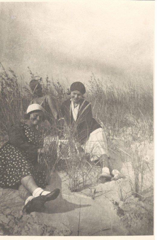 Iš dešinės – Salomėja Nėris, Emilija Kvedaraitė, Angelė Asevičaitė. Palanga, 1931 m.
