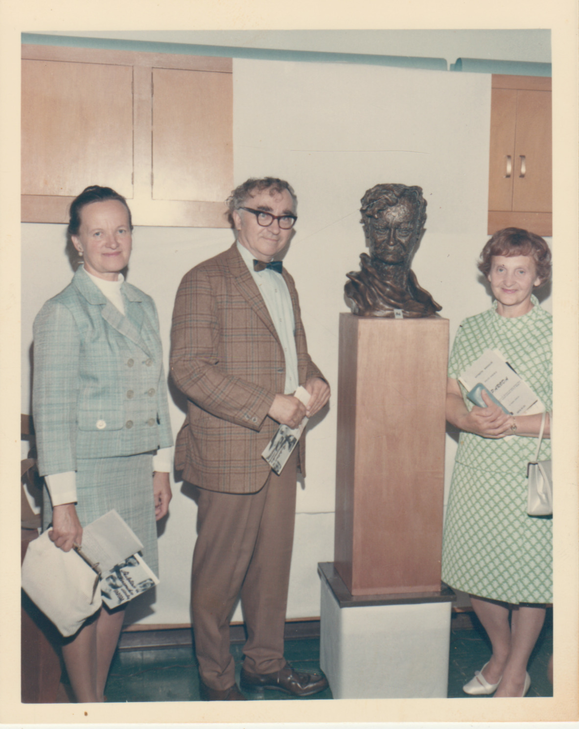 P. Gasparonio paroda Kalifornijoje. 1970 m. Iš kairės: Alė Rūta, B. Brazdžionis, A. Brazdžionienė