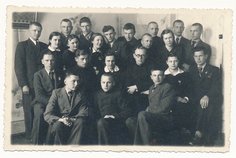 Literatūros vakaras Panevėžyje. B. Krivickas – paskutinėje eilėje trečias iš dešinės. V. Mačernis sėdi antroje eilėje iš kairės antras. Apie 1938 m.