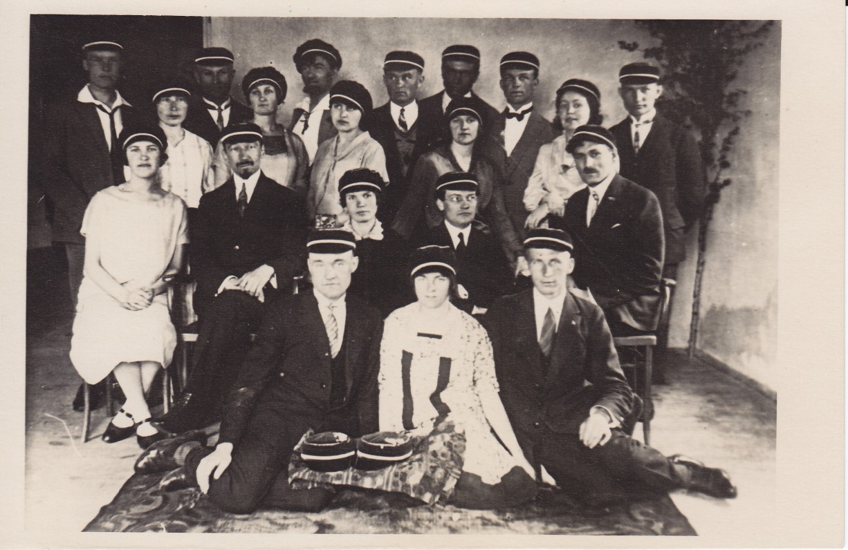 Steigiamasis meno mėgėjų draugijos „Šatrija“ susirinkimas. 1926 m. Antroje eilėje iš dešinės pirmas – J. Eretas. Trečioje eilėje iš kairės trečia – S. Bačinskaitė