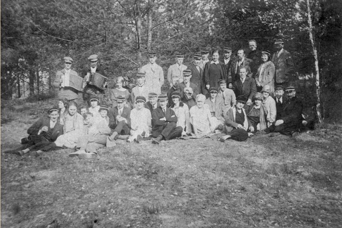 Studentų ateitininkų meno draugijos „Šatrija“ nariai Beripolio dvare Dumsiuose. 1927 m. Iš kairės sėdi J. Eretas ir S. Bačinskaitė