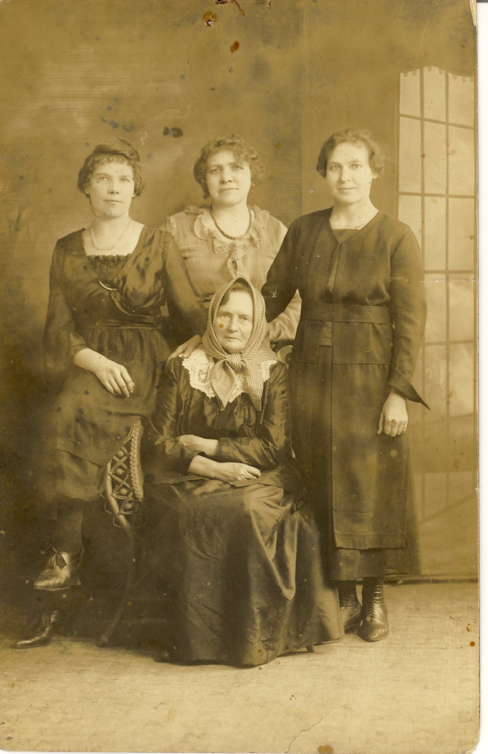 Su draugėmis Amerikoje. Apie 1918 m. Kairėje – Pranė Kemežienė