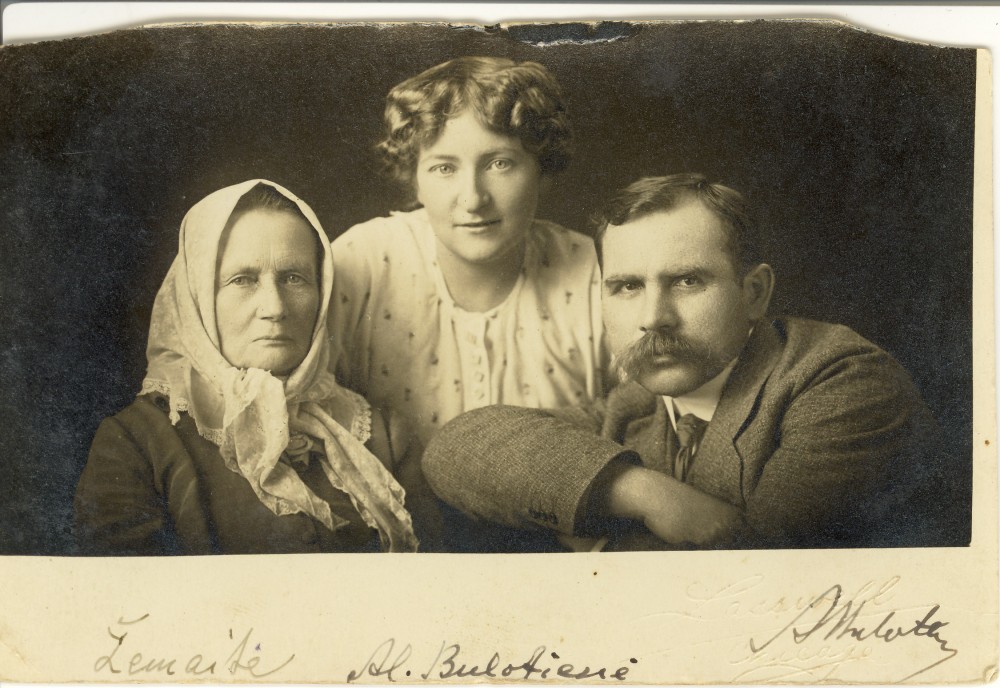 Žemaitė su Aleksandra ir Andriumi Bulotomis Amerikoje. Rašytoja 1916–1921 m. gyveno JAV, lankė lietuvių kolonijas