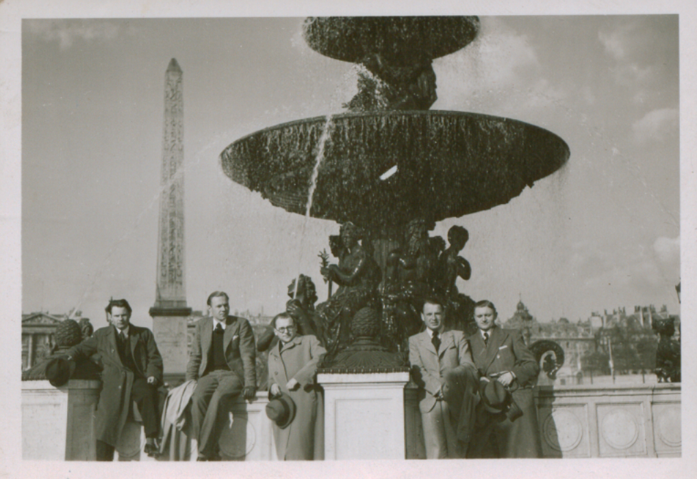 S. Zobarskas su draugais prie fontano Konkordijos aikštėje, Paryžiuje. 1936 m.