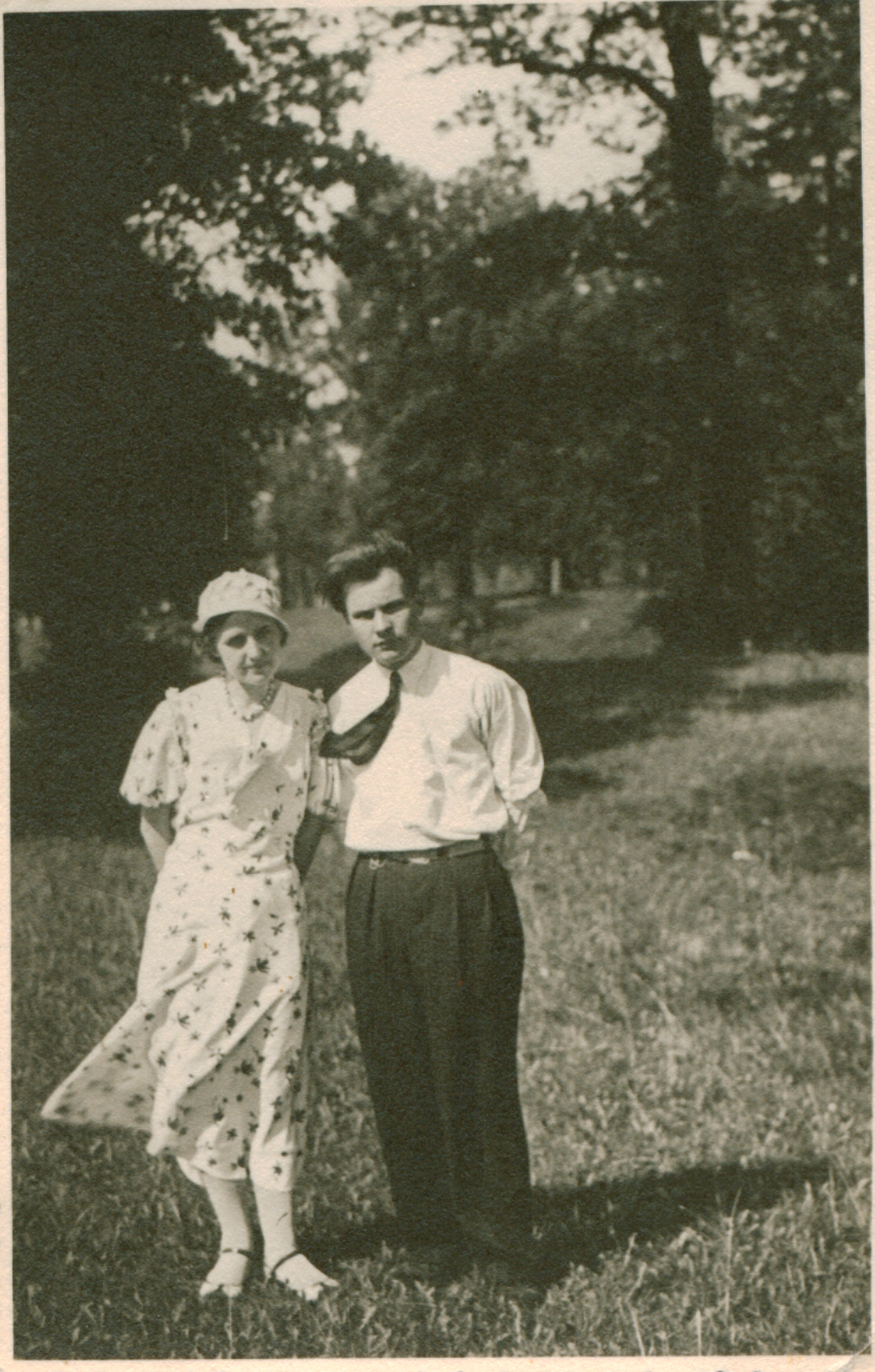 S. Zobarskas su žmona Ąžuolyno parke, Kaune. Apie 1937 m.