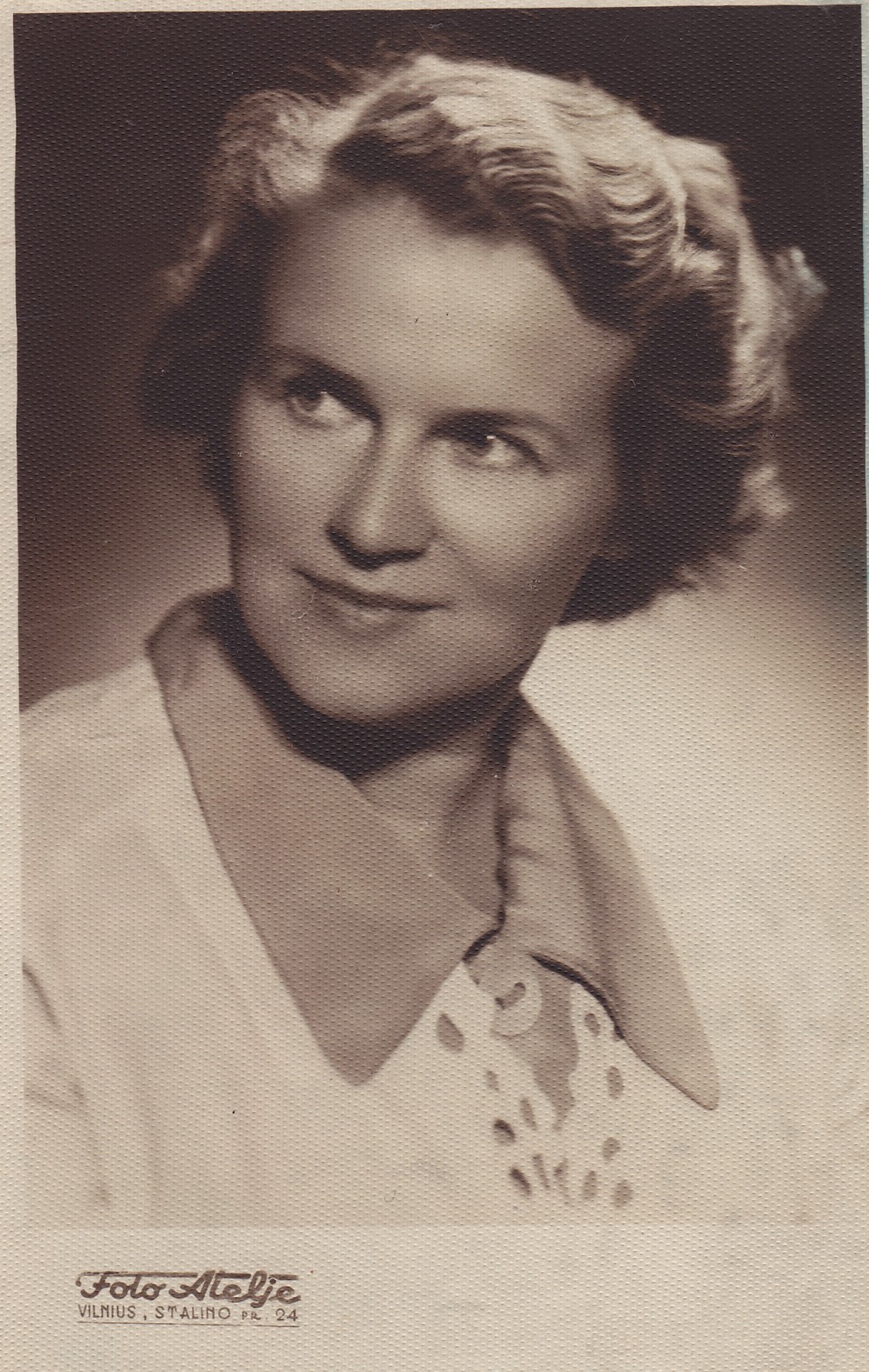 A. Liobytė – Valstybinės grožinės literatūros leidyklos Vaikų ir jaunimo redakcijos vedėja. Vilnius, 1955 m.