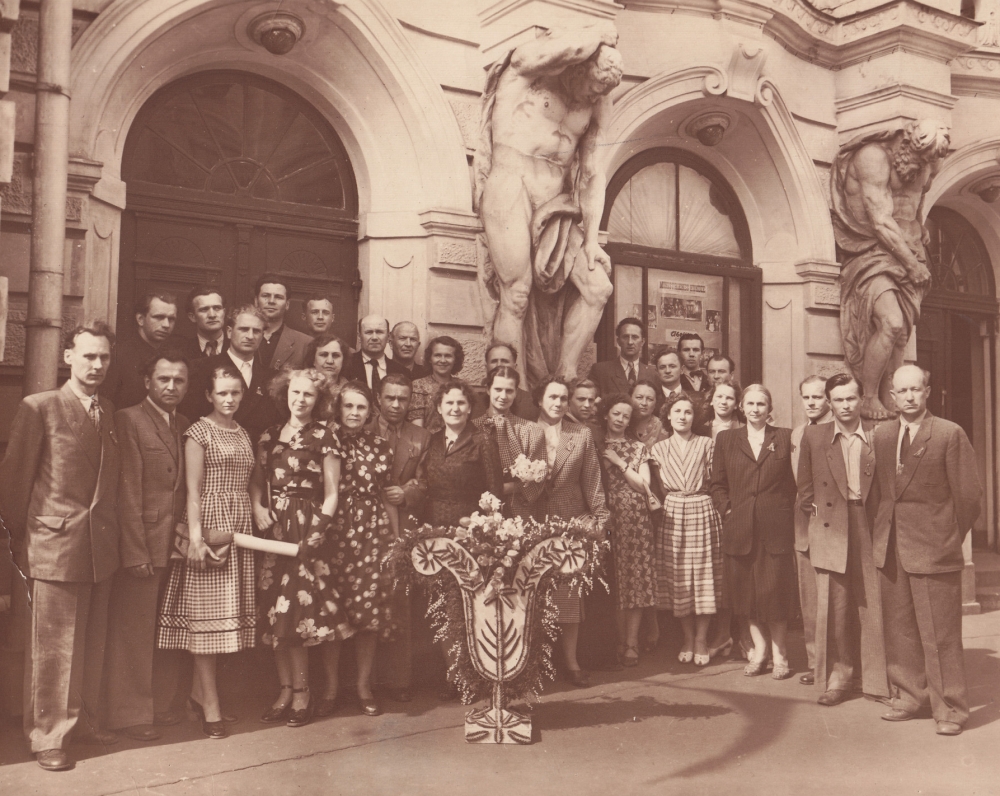 A. Vienuolio-Žukausko „Paskenduolės“ pastatymo dalyviai Pabaltijo teatro festivalyje. A. Liobytė – antroje eilėje devinta iš kairės. Ryga, 1956 m.