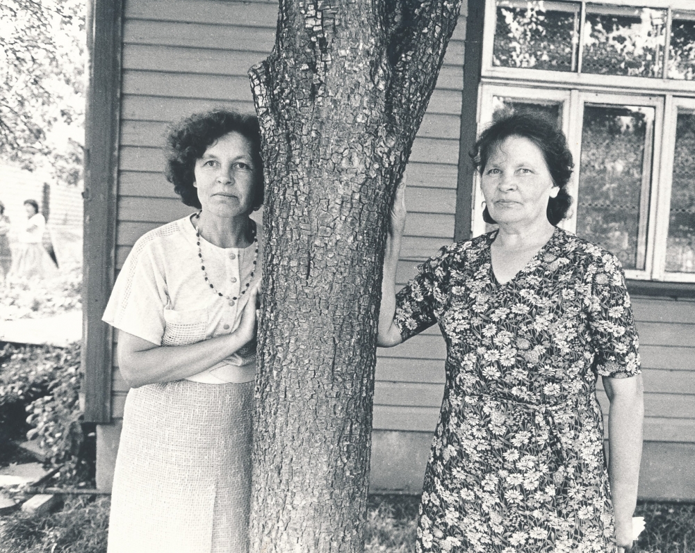 B. Baltrušaitytė su seserimi Onute Tauragėje. 1987 m. R. Rakausko fotografija