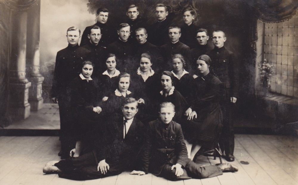 Bačinskaitė (trečioje eilėje viduryje) su savo auklėtiniais paskutinę mokslo metų dieną Lazdijuose. 1929 m. birželio 15 d.