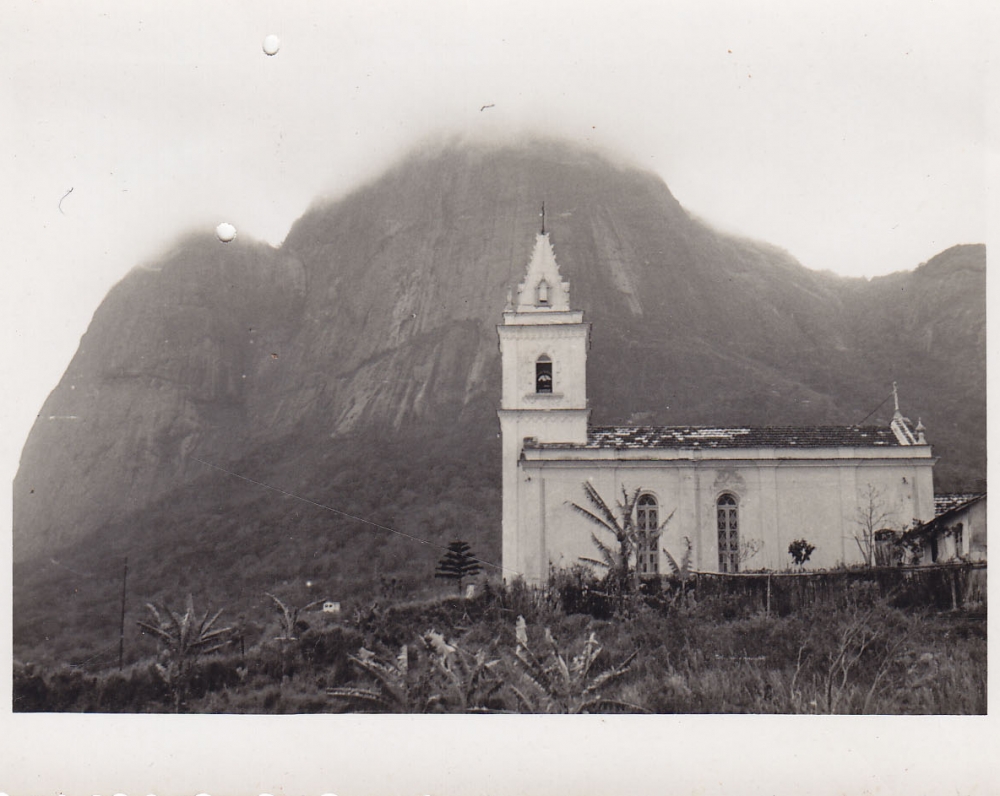 Bažnytėlė kalno papėdėje. Brazilija, apie 1946–1950 m.