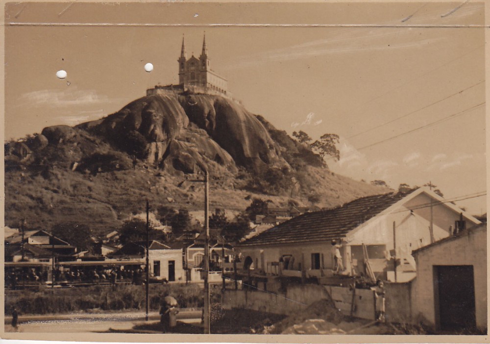 Bažnytėlė kalno viršūnėje. Rio de Žaneiro priemiestis. Brazilija, apie 1946–1950 m.