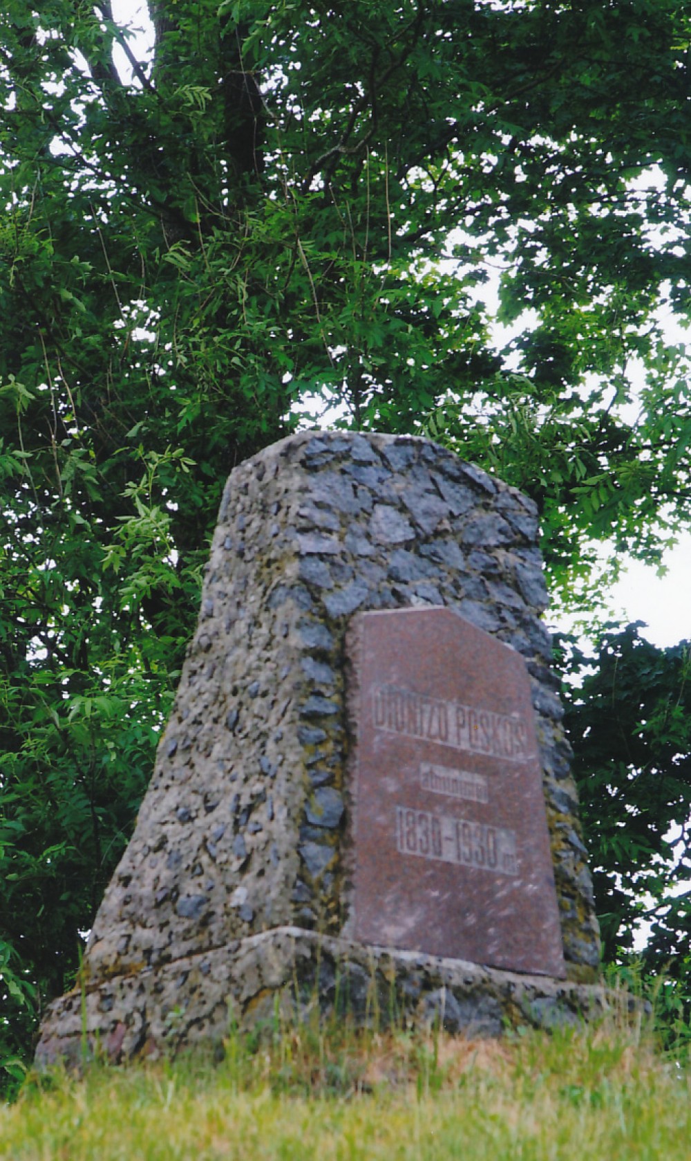 D. Poškos muziejus Bijotuose (Šilalės r.). D. Poškos atminimui skirtas paminklinis akmuo, pastatytas 1930 m. 2008 m.
