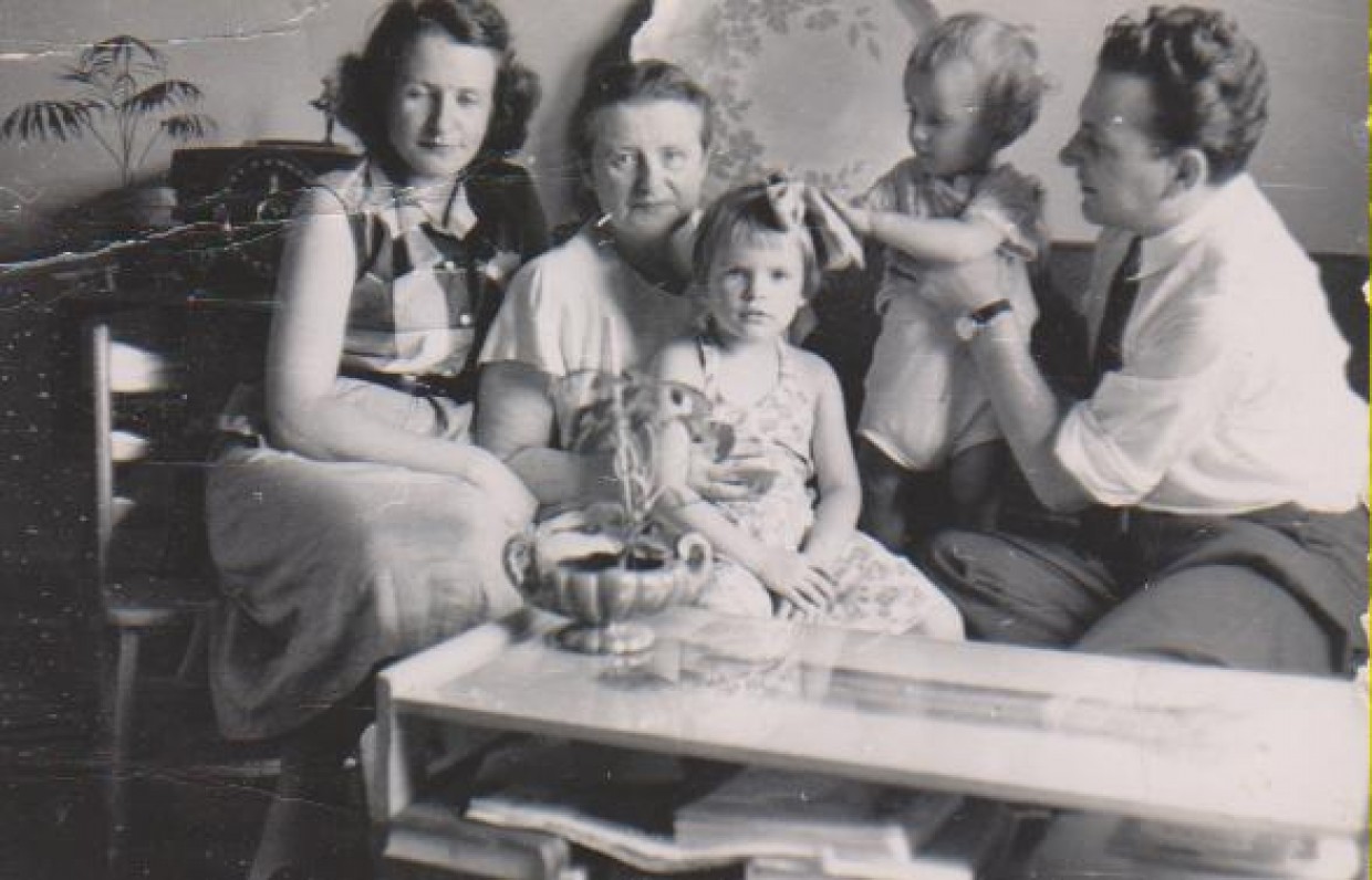 Dalia Sruogaitė, Vanda Daugirdaitė-Sruogienė, Aušrinė Byla, Algis Byla, Gediminas Byla. JAV, 1952 m.