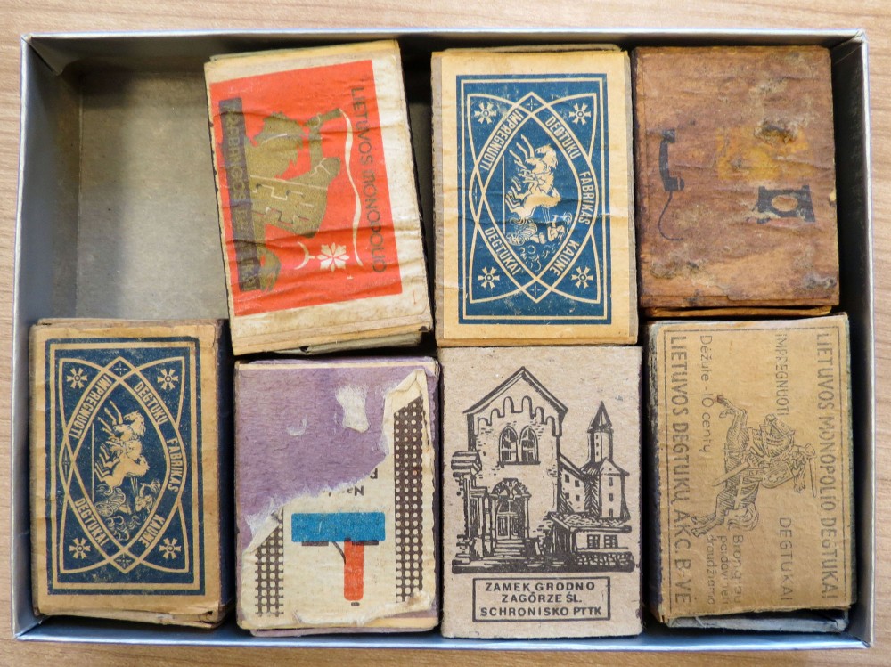 Degtukų dėžutės – 7 vnt. P. Babickas rašo laiške, kad savo kolekcijoje turi Lietuvos degtukų