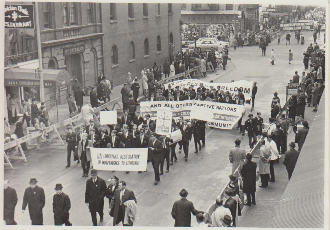Demonstracija už Lietuvos nepriklausomybę. Niujorkas. L. Andriekus – trečias iš kairės
