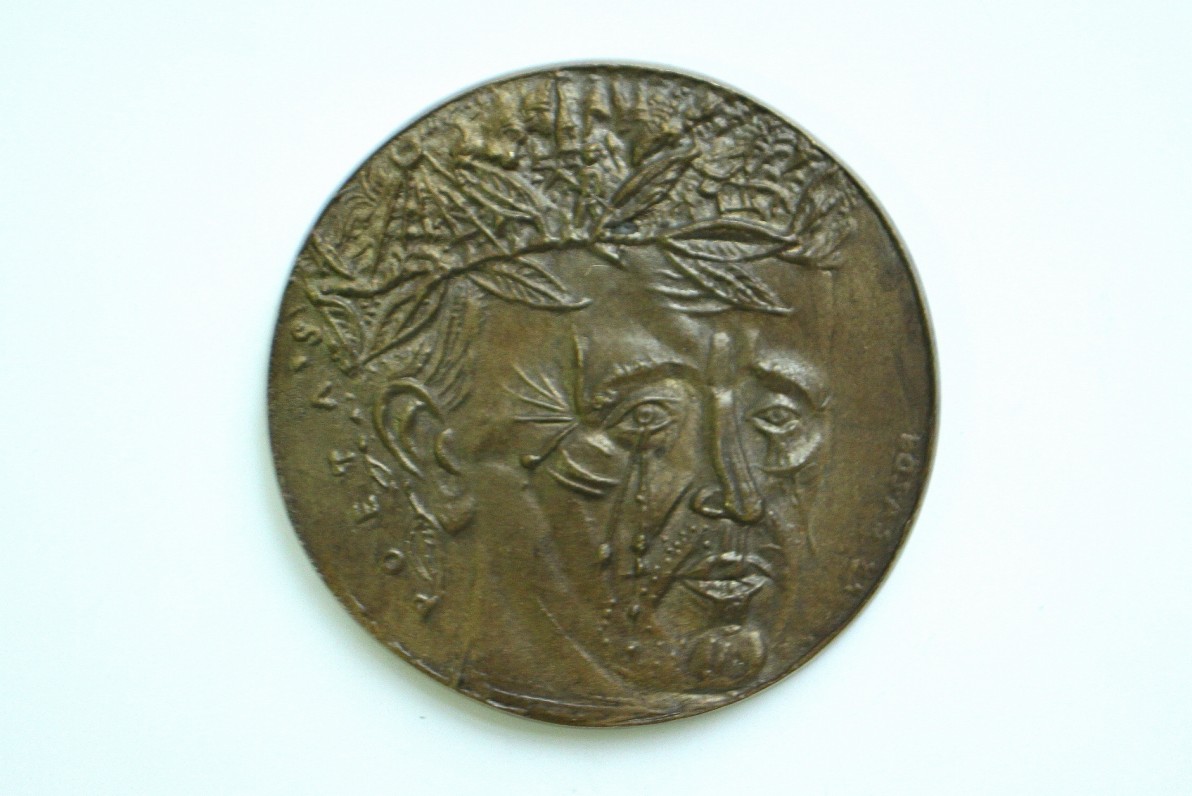 Dvipusis medalis „Poetas A. Vienažindys“. Skulptorius Algirdas Bosas. 1983 m. Aversas