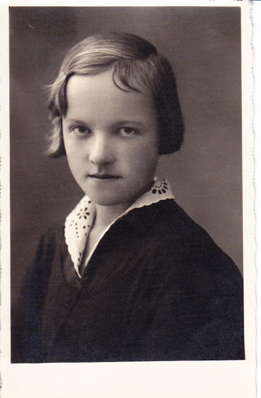 Elena Nakaitė – Rokiškio gimnazijos mokinė. 1933 m.