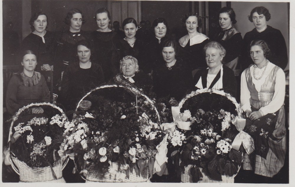 Gabrielės Petkevičaitės-Bitės 75-erių metų jubiliejus. Panevėžys. 1936 m. kovo 18 d. Antroje eilėje ketvirta – S. Bačinskaitė