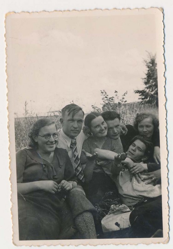 Gamtoje su draugais. Pirma iš kairės – Vanda Petrauskaitė-Juozėnienė, ketvirtas – Kazys Inčiūra, penktas – Juozas Kruminas. Apie 1937 m.