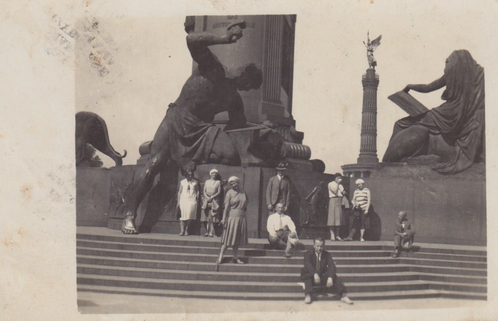 Iš kairės pirma – S. Bačiskaitė. Viduryje stovi B. Sruoga. Berlynas. 1930 m. liepa