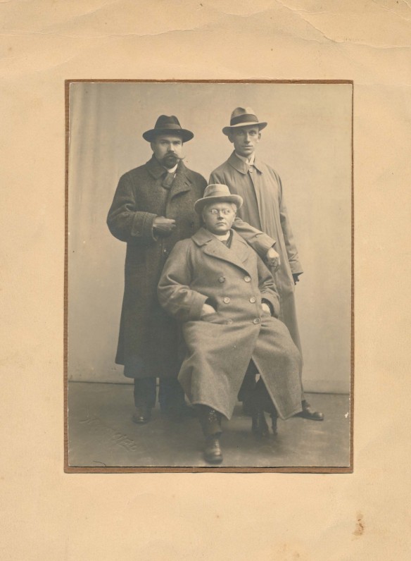 Iš kairės stovi Martynas Yčas, Jurgis Savickis, sėdi – Vaižgantas. Vilnius, 1918 m.