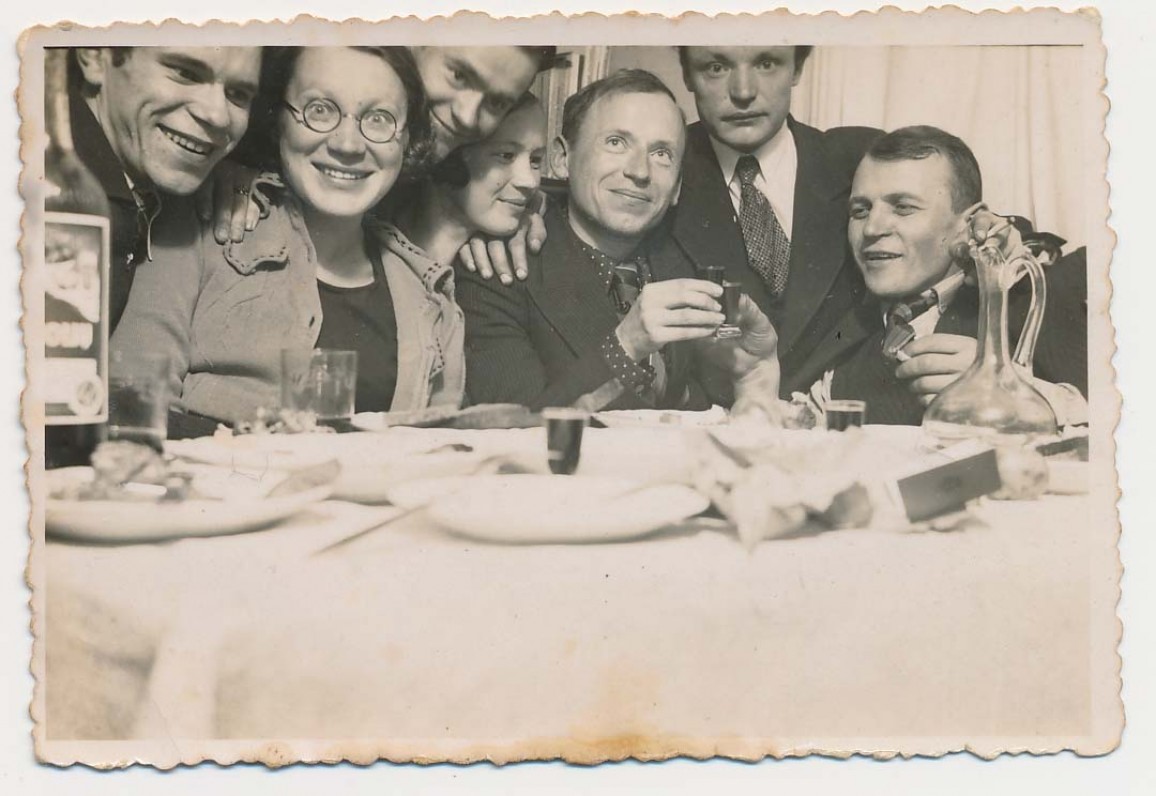 Iš kairės – Juozas Kruminas, Vanda Juozėnienė, du neatpažinti, Kazys Jakubėnas, paskutinis – Juozas Baltušis. Apie 1937 m.