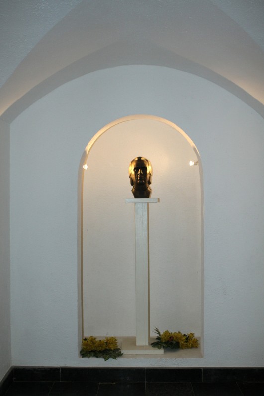 K. Donelaičio biustas (rekonstrukcijos autorius – Vytautas Urbanavičius) Tolminkiemio bažnyčios kriptoje, kurioje palaidotas poetas