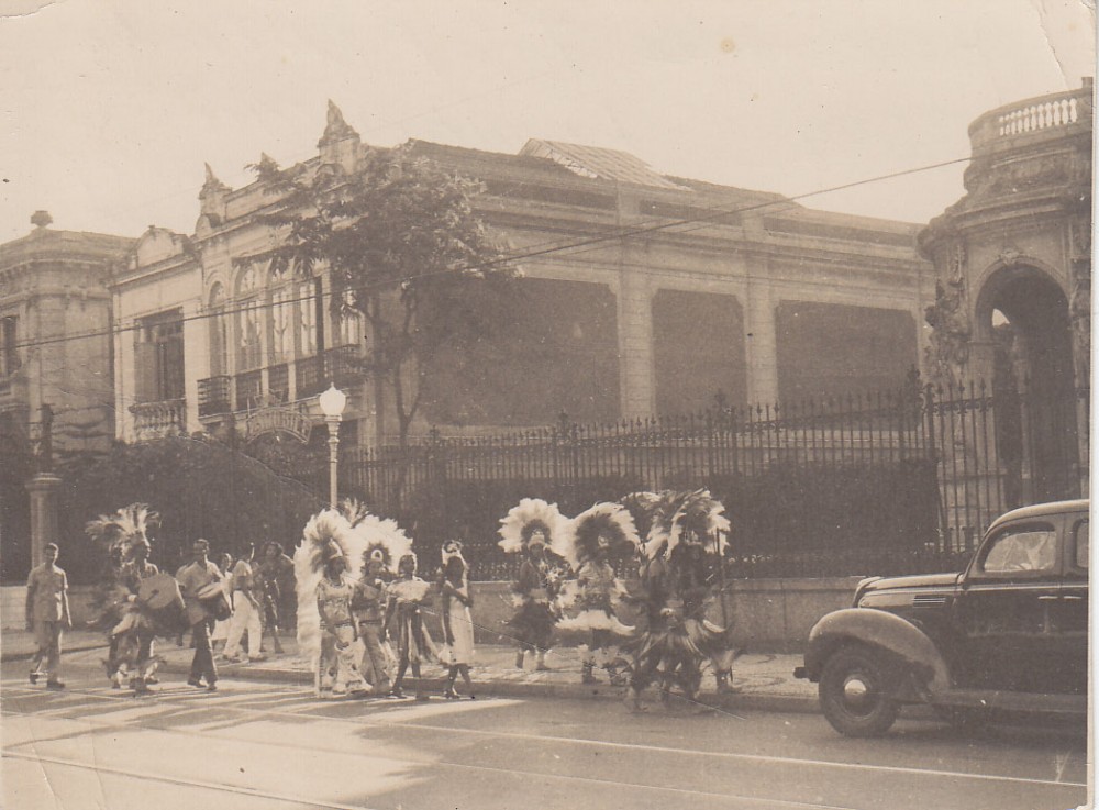 Karnavalinė eisena miesto gatvėje. Brazilija, apie 1946–1950 m.