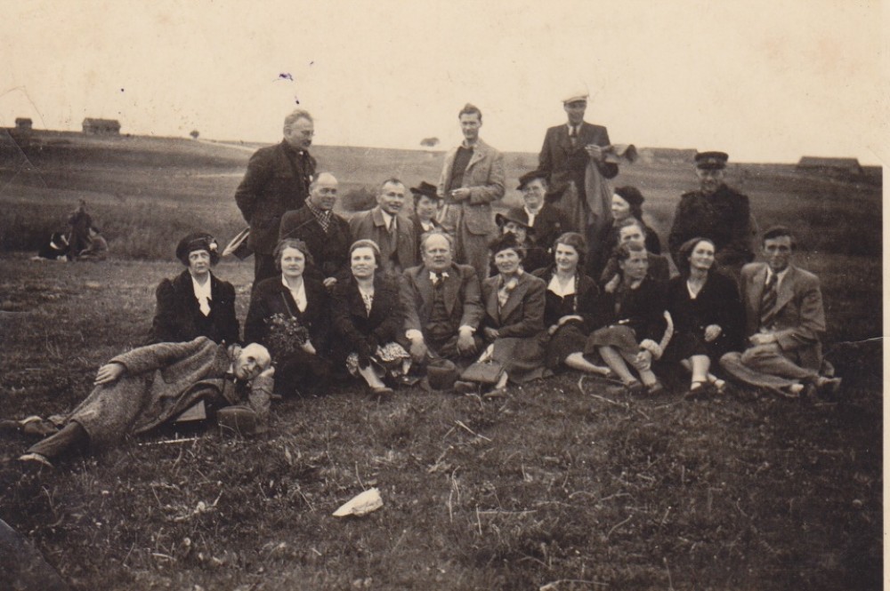 Kauno III valstybinės gimnazijos mokytojai. Labūnava. 1938 m. Antroje eilėje iš dešinės antra – S. Bučienė
