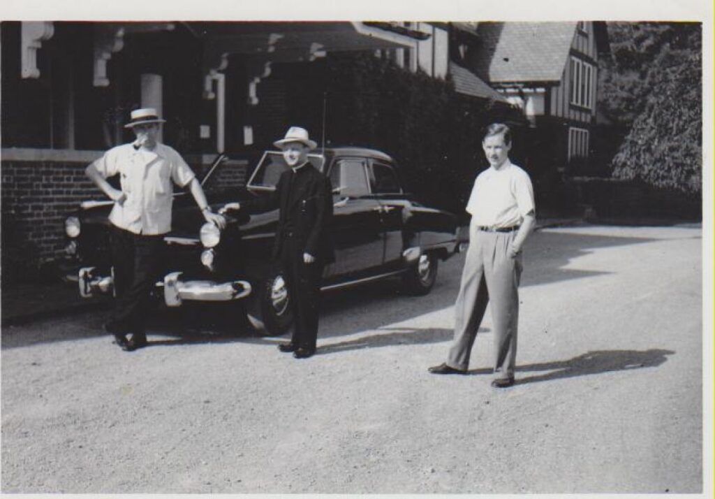 L. Andriekus (centre) su Alfonsu Nyka-Niliūnu (kairėje)