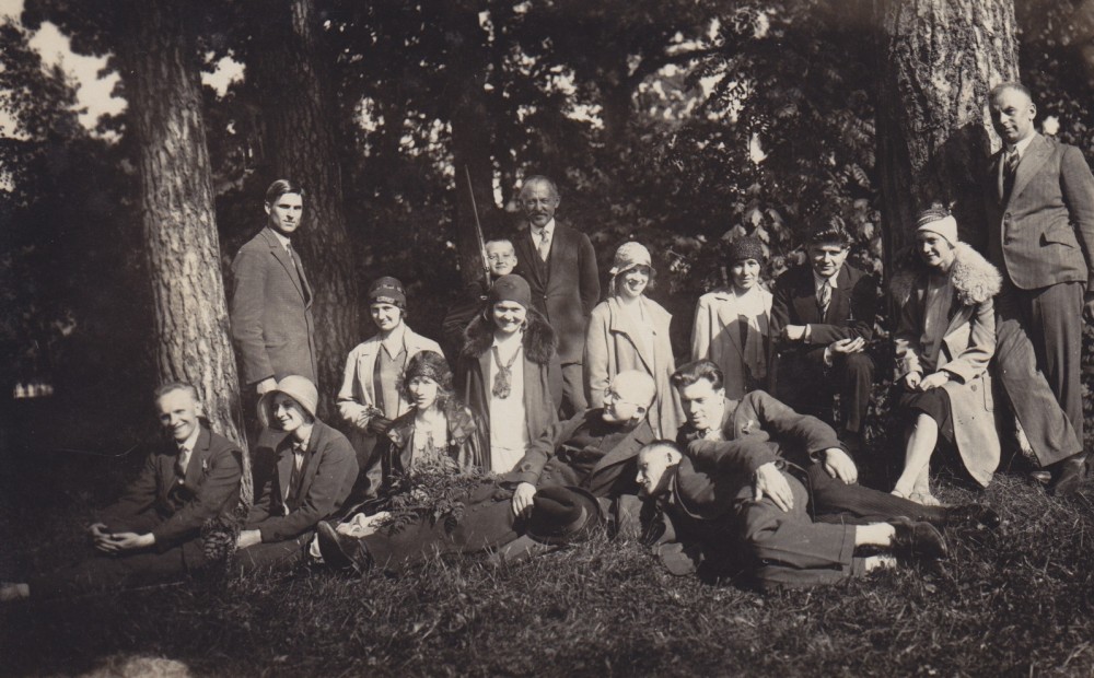 Lazdijų „Žiburio“ gimnazijos pedagogai ekskursijoje. Birštonas. 1930 m. birželio 1 d. Antroje eilėje trečia – S. Bačinskaitė