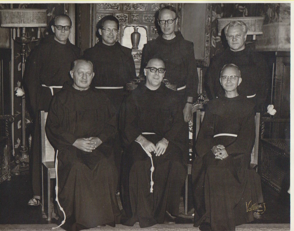 Lietuvių pranciškonų vadovybė su ordino vizitatoriumi (sėdi centre). L. Andriekus – provincijolas (sėdi dešinėje). 1965 m.