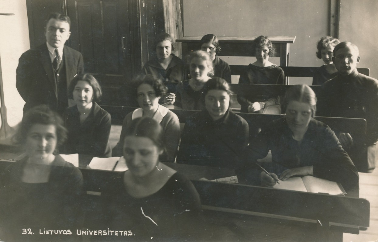 Lietuvos universiteto humanitarinių mokslų fakulteto studentai prof. V. Dubos paskaitoje. Apie 1925–1927 m.