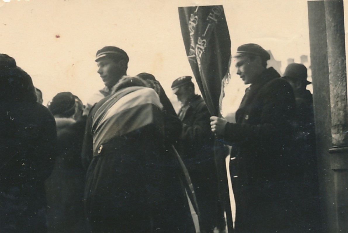 P. Jurkus laiko „Šatrijos“ draugijos vėliavą. Centre – A. Strabulis. Apie 1936 m.