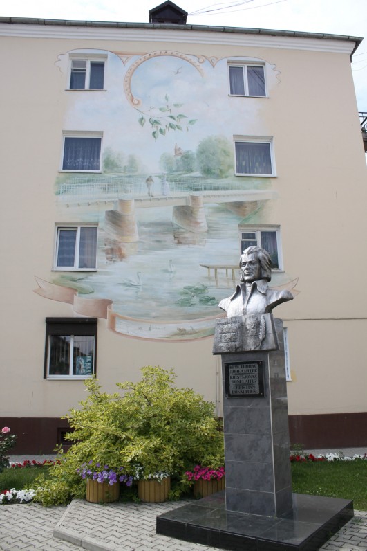 Paminklas K. Donelaičiui Gumbinėjė (dabar – Gusevas), pastatytas 2004 m. (skulptorius V. Chvalėjus). Gumbinės senamiesčio bažnyčioje 1714 m. buvo pakrikštytas K. Donelaitis