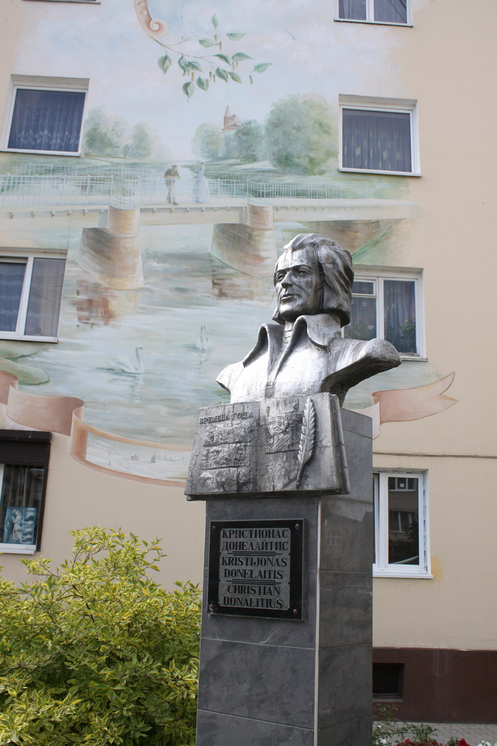 Paminklas K. Donelaičiui Gumbinėjė, pastatytas 2004 m. (skulptorius V. Chvalėjus)