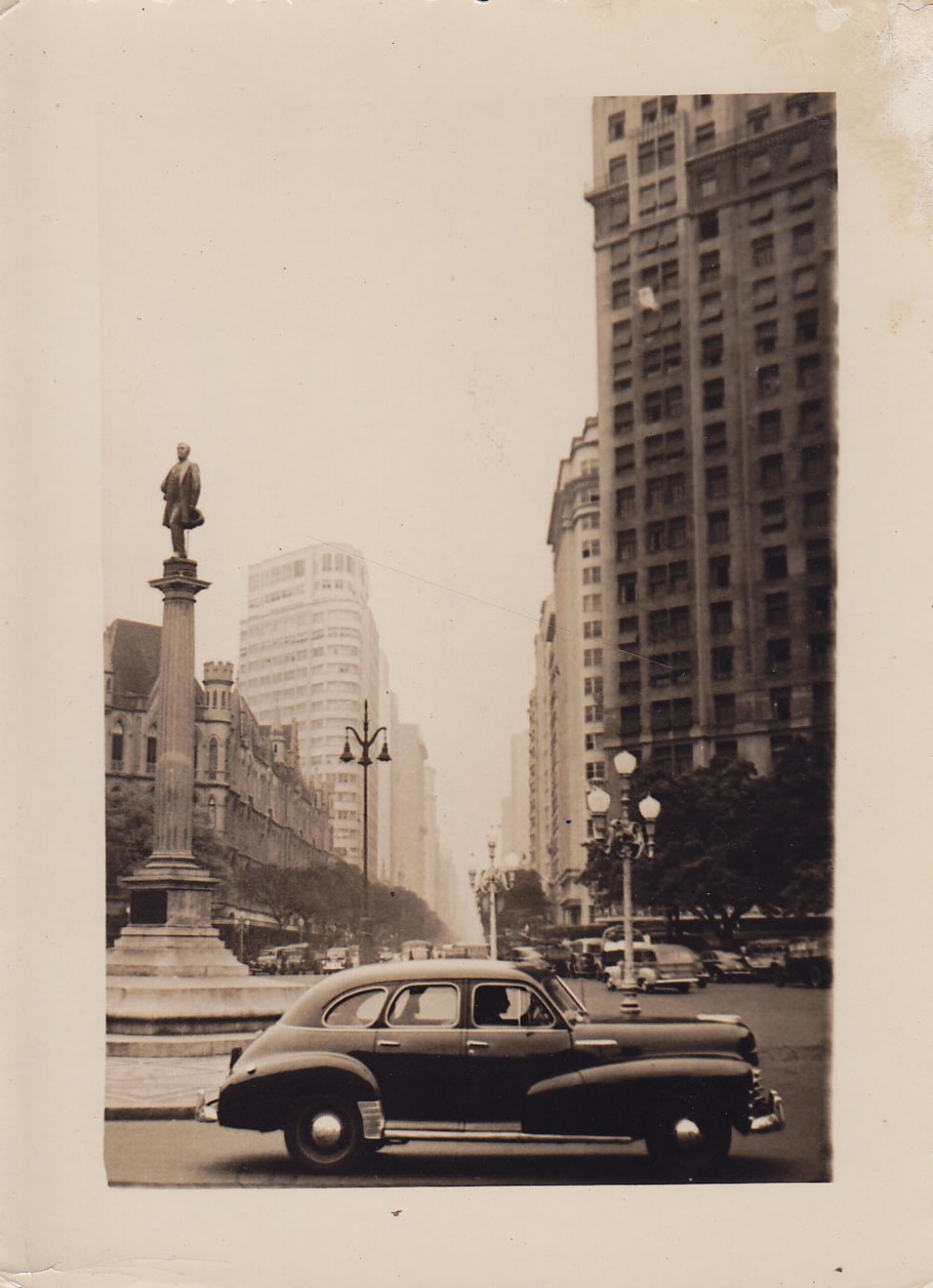 Paminklas miesto aikštėje. Brazilija, apie 1946–1950 m.