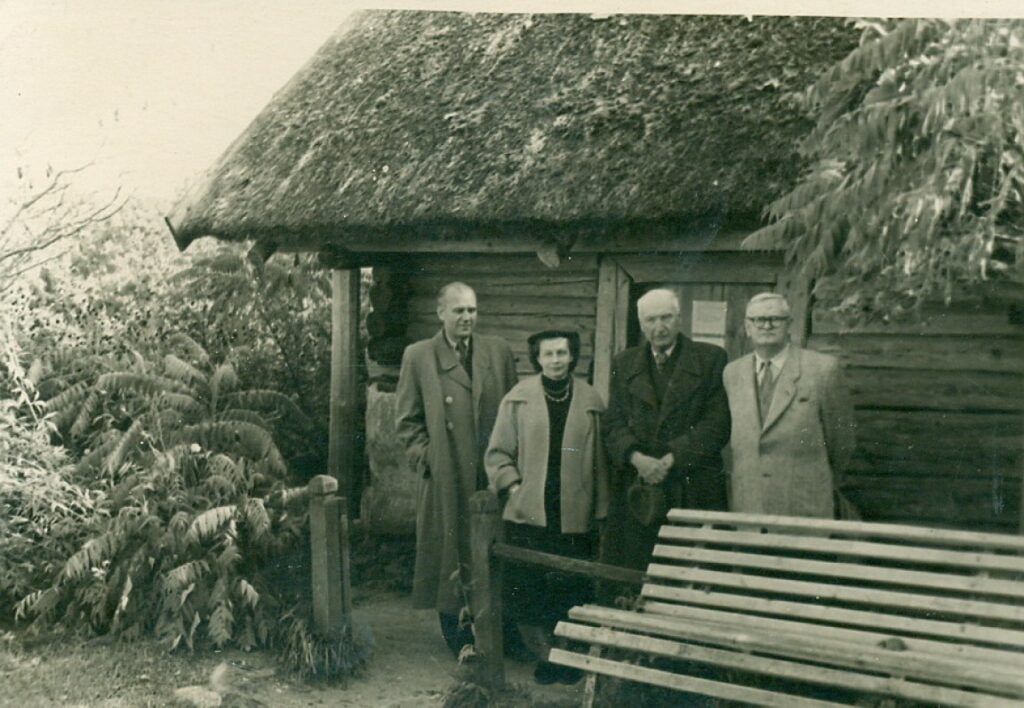 Prie A. Baranausko klėtelės stovi – V. Miliūnas, E. Venclovienė, A. Vienuolis-Žukauskas ir A. Venclova. Anykščiai, 1956 m.
