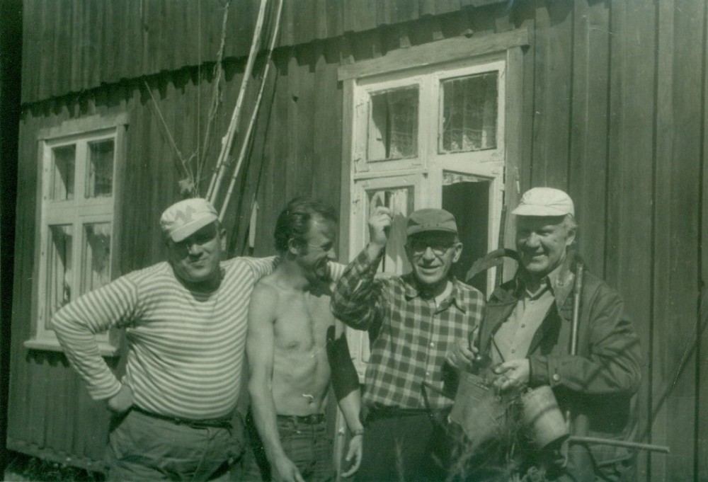 Prie V. Miliūno vasarnamio stovi iš dešinės – V. Miliūnas, A. Žukauskas, K. Ambrasas. Nida, 1972 m.
