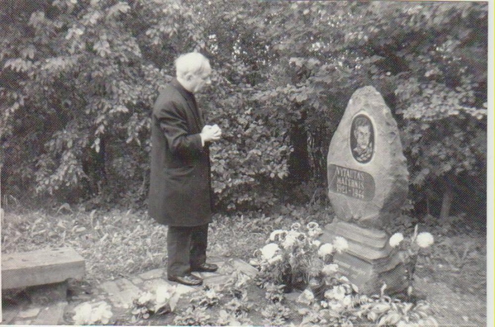 Prie Vytauto Mačernio kapo. Šarnelė, 1989 m.