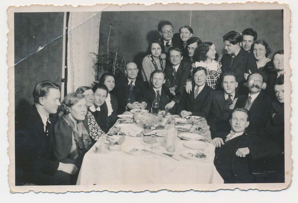 Puotoje su draugais. J. Kruminas (dešinėje viršuje) žvelgia į būsimą žmoną Onutę. Gale stalo – Kazys Jakubėnas. Apie 1938 m.