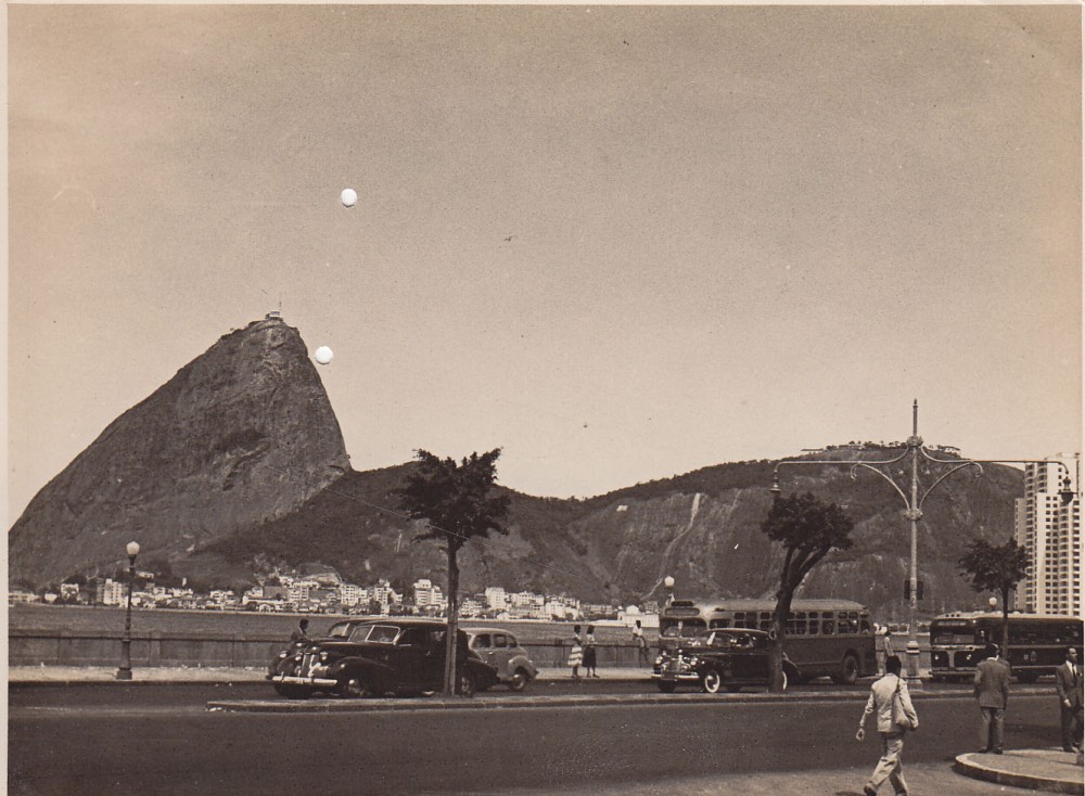 Rio de Žaneiro automagistralė Korkovado kalno fone. Brazilija, apie 1946–1950 m.