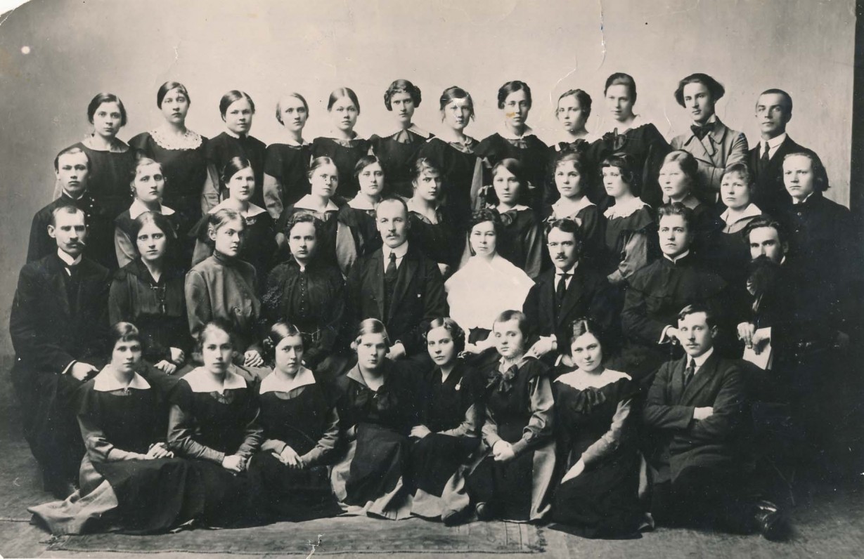 S. Čiurlionienė (sėdi antroje eilėje iš kairės antra) su pedagoginių „Saulės“ kursų Voronežo gimnazijoje mokiniais ir mokytojais. 1918 m.