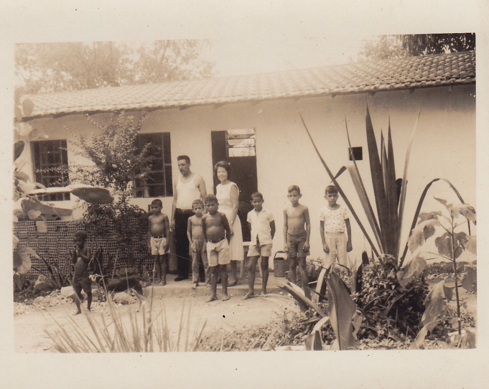 Šeima prie namų. Brazilija, apie 1946–1950 m.