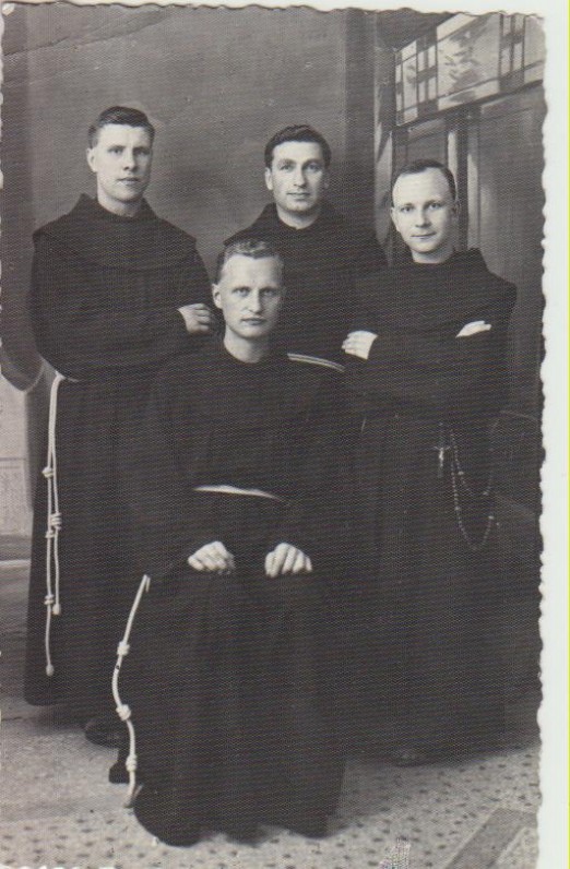 Su broliais pranciškonais. L. Andriekus – pirmas iš dešinės